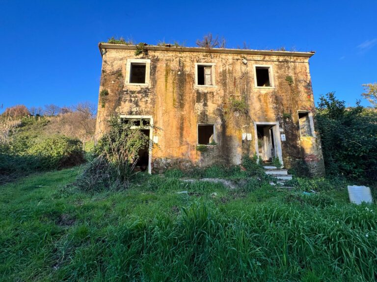 Rustico località Bonascola (MS) con vista mare